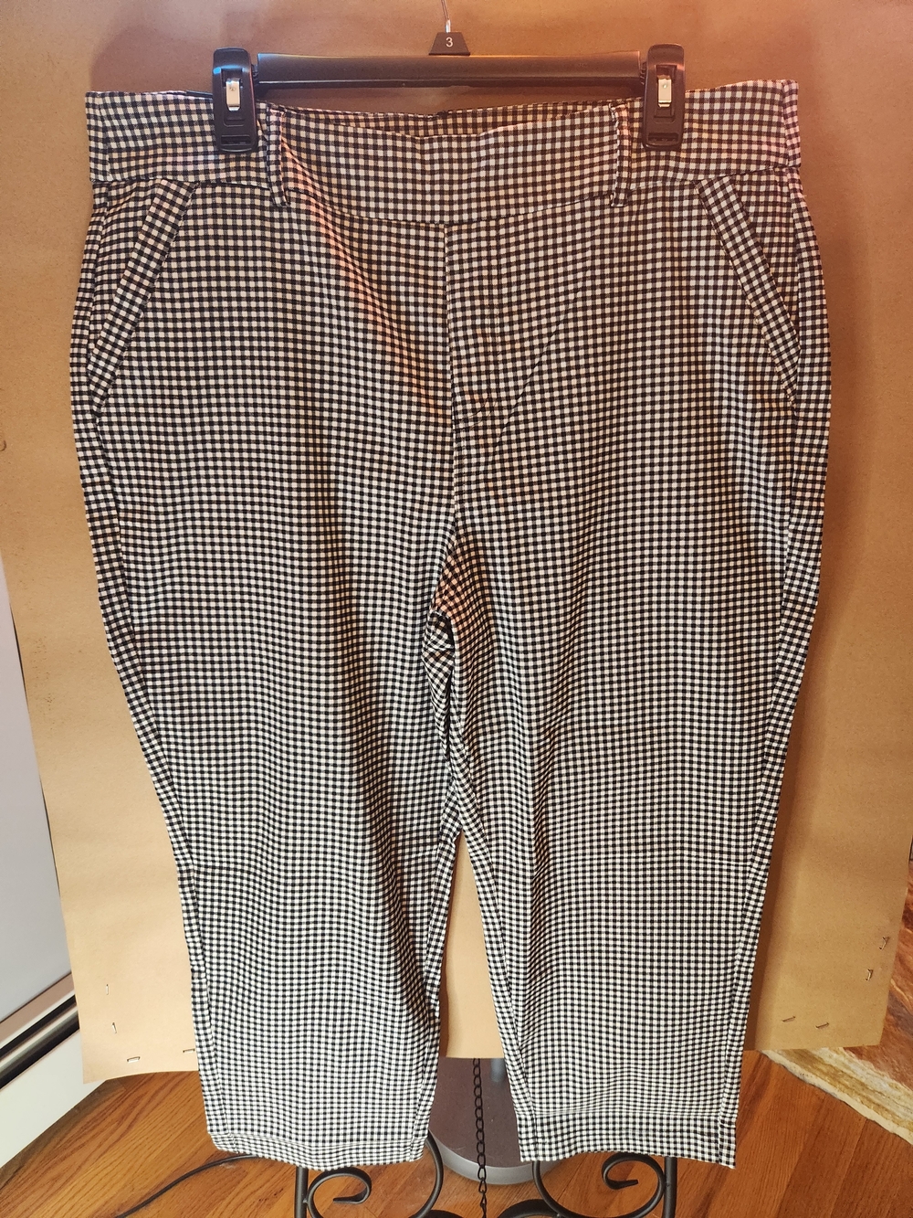 XL Mario Serrani Black And White Gingham Capris NWT